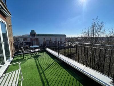 Lovely 2 Bedroom with Balcony - London