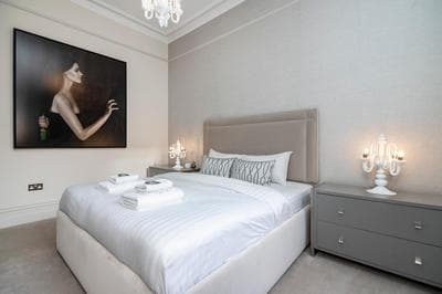 Outstanding 2BR Ground Floor flat in Earl's Court