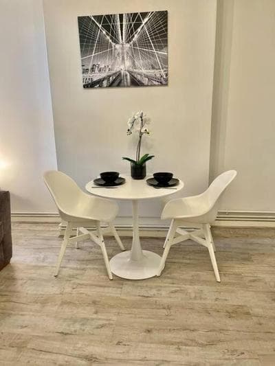 1 bed apartment in Zone 2, minutes from Oval tube.