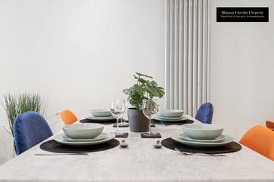 WEEKLY OR MONTHLY STAYS, London, Canary Wharf - Sleeps 6- 2Bedroom, FREE PARKING, Serviced Apartment By Maison Christo Property