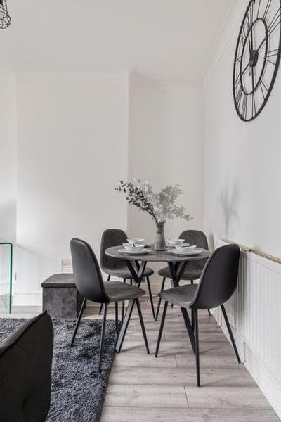 Beautifully Modern 2-Bed Apartment w/garden