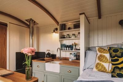 Luxury Shepherd's Hut on Meadow with Outdoor Bath in Mid Cornwall