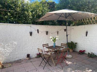 Casetta indipendente con cortile e parcheggio