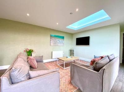 Stunning 3 bedroom Penthouse Apartment - Free Parking & WiFi - 1 Minute walk to Poole Quay - Great Location - Free Parking - Fast WiFi - Smart TV - Newly d