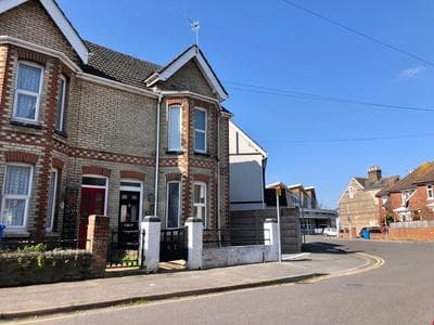 House with parking, short stroll to Quay, shops and restaurants