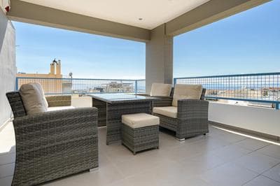 Stylish 2BR flat with stunning views & prv parking