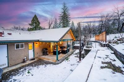 Country Club Hideout - w/ HotTub, King bed