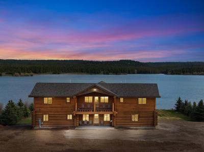 Stone Skipper Lodge by KABINO Waterfront Hot Tub Private Bath In Every Bedroom FirePit Mtn Views WiFi Grill