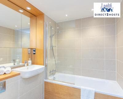 Stylish & Comfy One Bedroom Apartment By Direct2hosts in Great East London location!