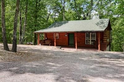 Secluded 2 story cabin Pool WiFi smart TVs