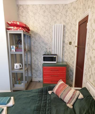 Beautiful Double En-suite Room, separate entrance, Ilford, Central line Gants Hill, free parking