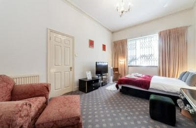 Large 3 Bed Apartment in London Kensington Gardens