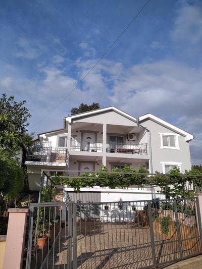 ApartToni