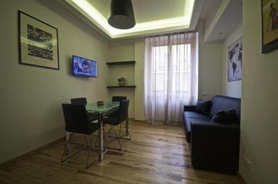 Piramide House