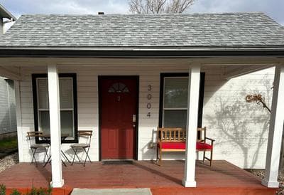 Red Bench Cottage Ideal location near parks, trails, skiing, hiking, biking, shopping extended stays welcome