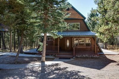 Roger Dodger by KABINO Hot Tub 2 Cabins Big Driveway FirePit WiFi Grill Summer 11 Winter 6 People Max