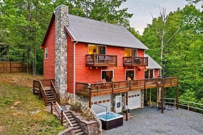 Carters Lake Cabin w/Game Room, Hot Tub, Views