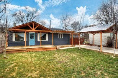 Little Blue Bungalow on Boise's Bench, Pet Friendly, Fully Fenced yard with doggie door! 2 miles from BSU, 5 minutes from Downtown Boise, Desk and workstat