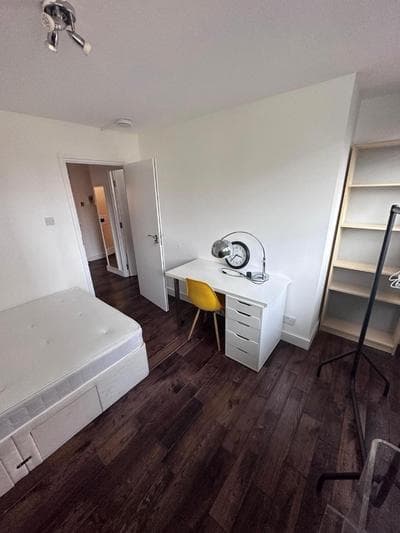 Spacious and central newly refurbished 3 bedroom flat
