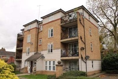 Secure 2 bedroom apartment, very close to Canary Wharf, in a gated development