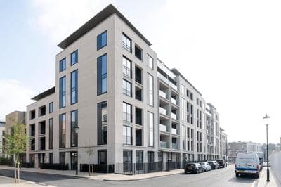 Portobello Apt with Floor-to-Ceiling Views