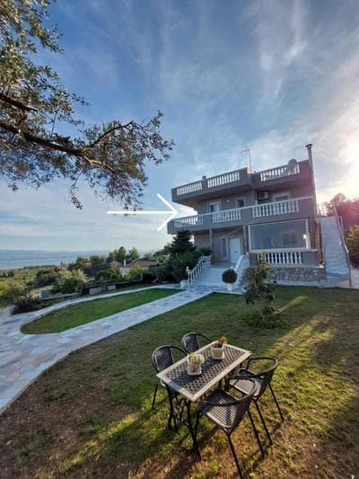 Aurora's apartment eretria