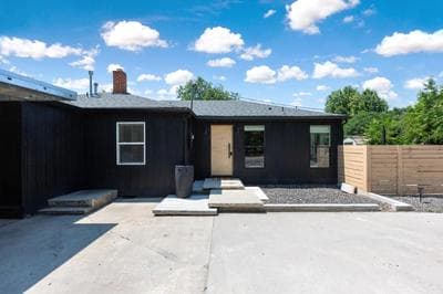 Off-Broadway - Modern woutdoor haven