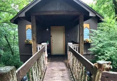Abbey Chateau Treehouse #10 / Oak Crest cottages and treehouses