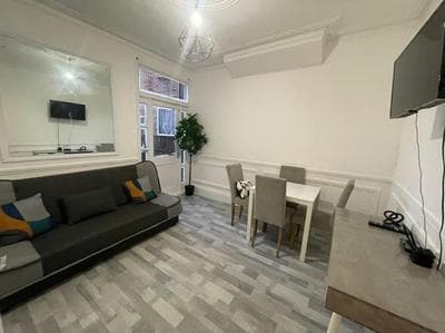 Ground Floor 2 Bed Flat with Garden North London