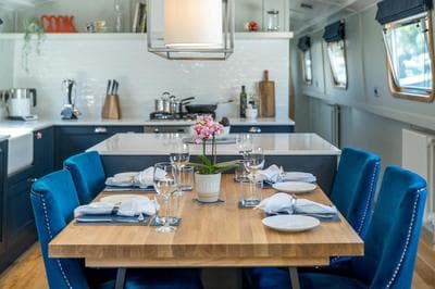 JOIVY Stylish barge near Canary Wharf