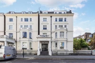 Wonderful 2 bed 2 bath Kensington with garden