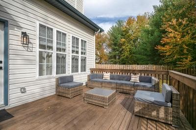 Beautiful, Sleek, and Modern 4 bdr Home Away from Home!