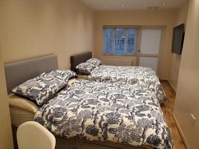 London Luxury Apartments 3 Bedroom Sleeps 8 with 3 Bathrooms 5 mins Walk to tube station free parking