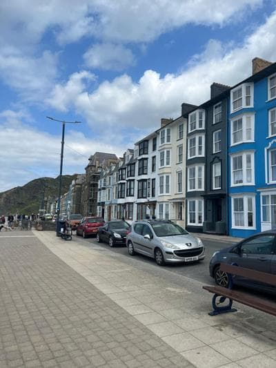 New central seafront apartment- stunning sea views