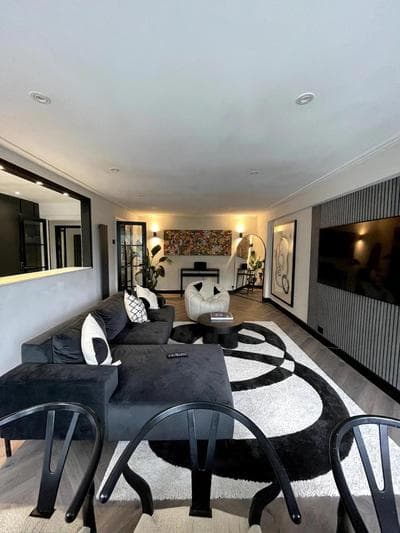 Elegant 2-bed Oasis: Renovated, Artful Decor & Sunlit w/ Parking in Queens Park
