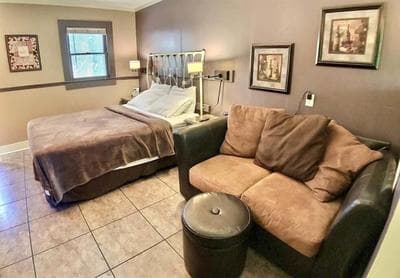 D'vinery Rock Cottage/ #6