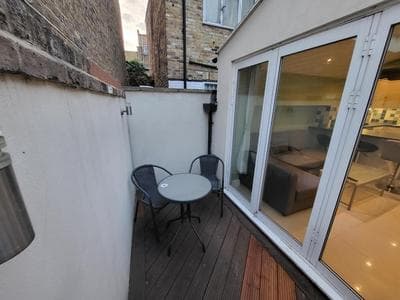 Large 4 Bedroom House In Central London