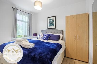 Modern 2 bed East London home by Rebby Properties sleeps 5 near Canning Town station