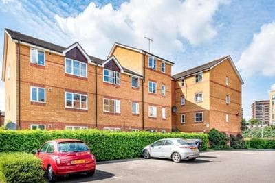 Self contained 1 bed flat with free parking, adjacent to metro station close to Greenwich, Blackheath and Canary Wharf