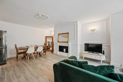 Stunning 3 bed 2 bathroom BASEMENT flat in earls court, London
