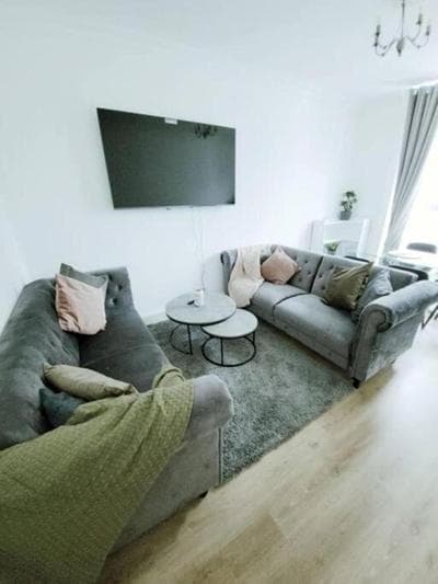 Prime London Living 2-Bedroom Beauty!