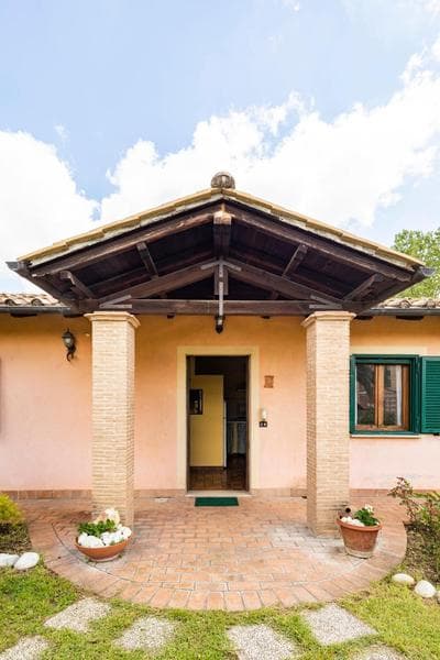 Villa with Large Garden and Free Parking