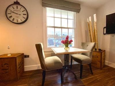 Stunning Little House on Poole Quay - Free Secure Parking & WiFi - in the heart of the Old Town - Great Location - Free Parking - Fast WiFi - Smart TV - Ne