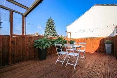 Large Modern Apartment with Garden Sleeps 10 Guests
