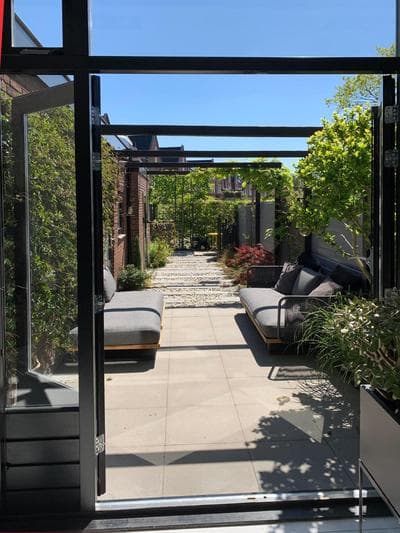 Bijzonder stadshuis met diepe moderne tuin.