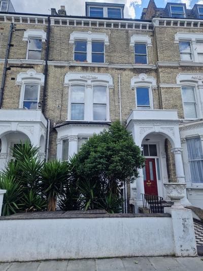 Large 2 bed flat with stylish spacious living and dinning area, with a fully equiped open plan kitchen