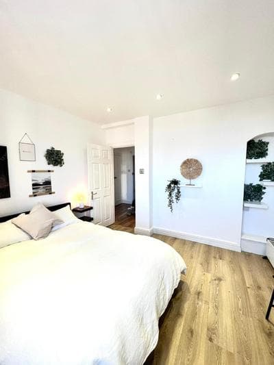Bright & Spacious 1 bed steps from Hyde Park