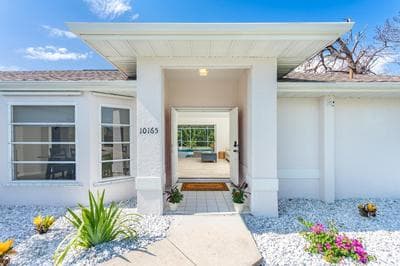 Beautiful Spacious Home! Close to Beaches - HEATED Private Pool