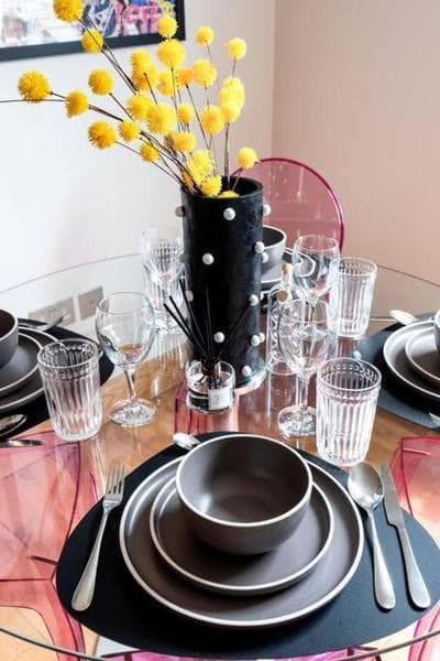 Vibrant Urban Escape, Family Friendly - Sleeps 7!