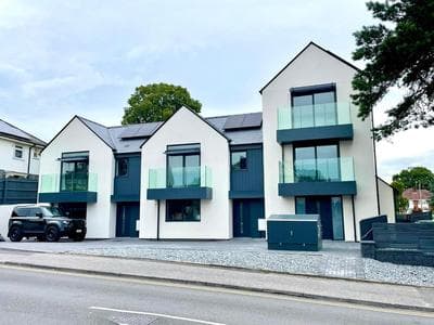 Brand New 3 Bedroom House -Sleeps 6 - Free Parking - Great Location - Fast WiFi - Smart TV - sleeps 6! Close to Poole & Bournemouth & Sandbanks